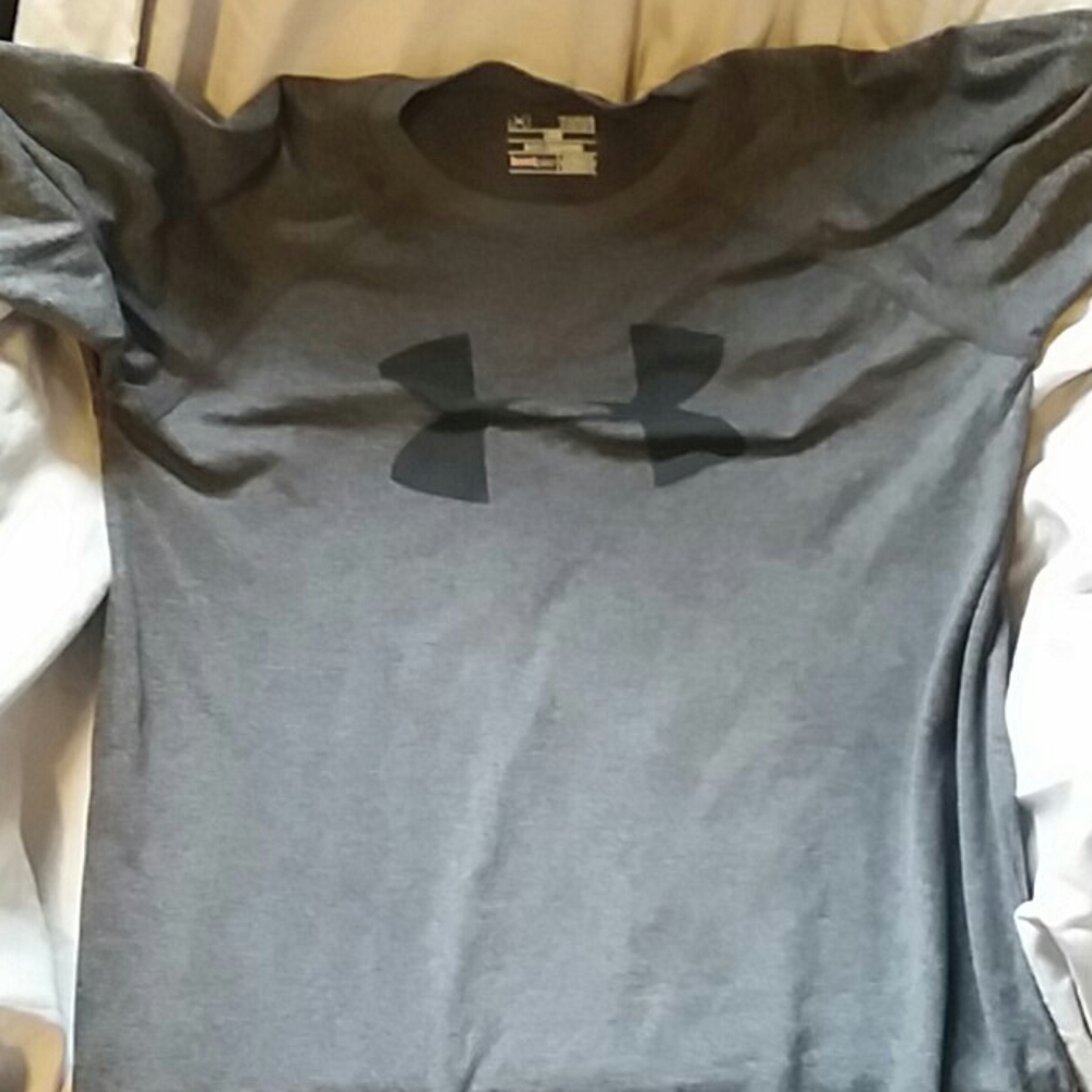 Lightly worn under armor t shirt